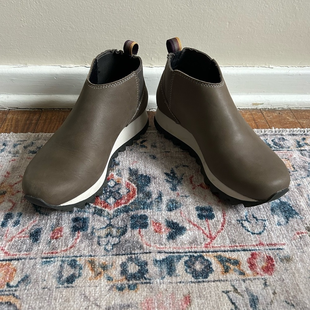 Merrell Slip On Chelsea Style Boots Size 7 Tan/Brown